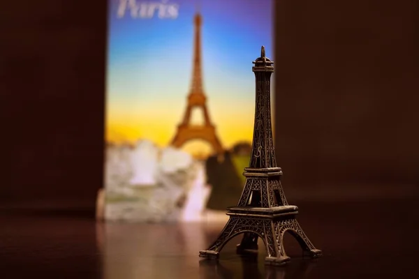 Postkarte Aus Paris Und Ein Souvenir Liegen Auf Dem Tisch — Stockfoto