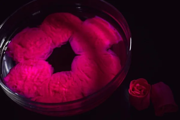 Sapone Nella Forma Boccioli Rosa Dissolve Una Boccia Con Acqua — Foto Stock