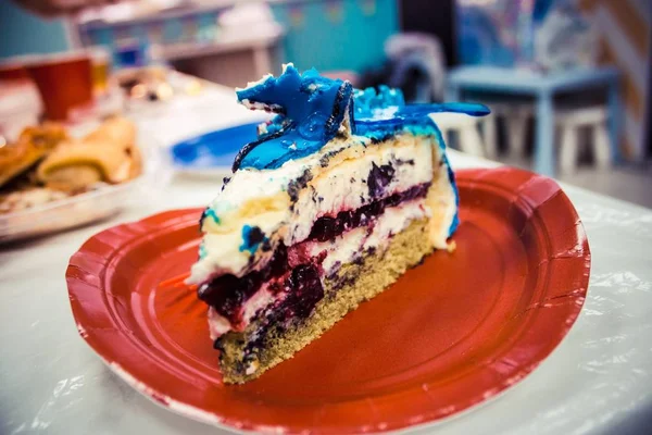 lezzetli pasta bir parça ziyafette bir plaka üzerinde yatıyor