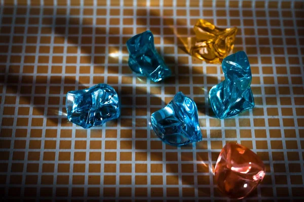 yanıp sönen parlak taşlar yalan damalı bir arka plan üzerine