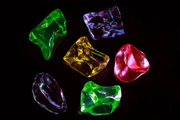 çok renkli çakıl yalan siyah bir arka plan üzerine