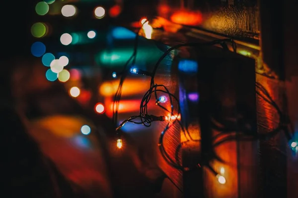 parlak Noel ışıkları tahtada titreşim