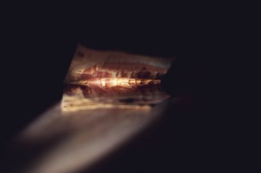 Mısır para birimi, buruşuk bill karanlıkta bir ışık ışını tarafından aydınlatılan yüzeyde yalan