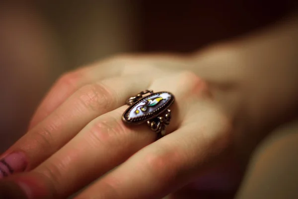 güzel şık vintage antika bir genç kızın orta parmağına yüzüğü