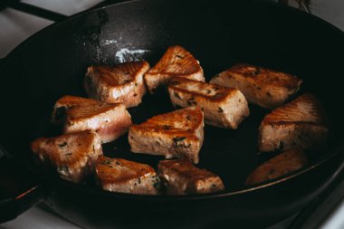 kırmızı balık pişirme süreci, somon veya ton balığı düzgün güzel biftek bir tavada kızartılır, bir yemek kitabı için mükemmel bir görüntü ya da yemek tarifleri ile bir site için