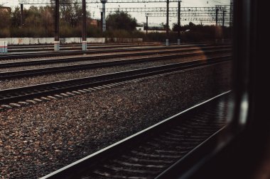 bulutlu havalarda izin demiryolu üzerindeki pencereden görünümü