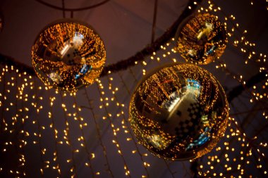 altın parlak ayna topları ve sarı çelenk bir festival atmosferi vermek dekorasyon için tavana asılı