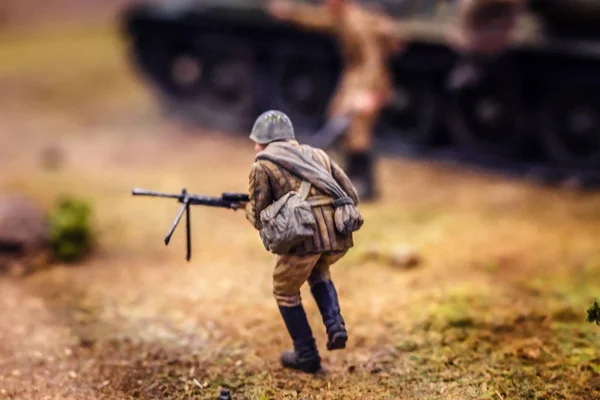 Dekorasyonu ile oyuncak plastik askerler arasında bir oyuncak savaş gösteren kavramsal fotoğraf