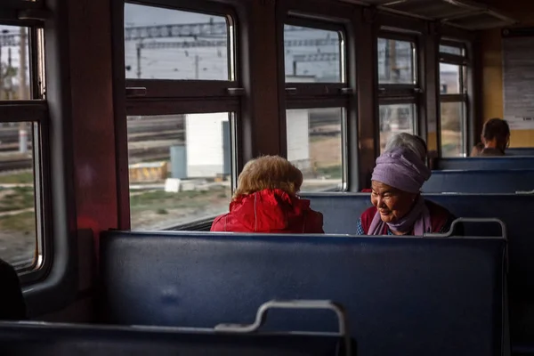 Rusia Orenburg Mayo 2019 Dos Mujeres Hablan Entre Montan Tren — Foto de Stock