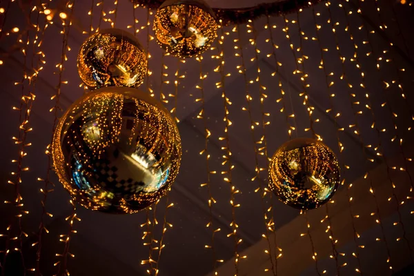 altın parlak ayna topları ve sarı çelenk bir festival atmosferi vermek dekorasyon için tavana asılı
