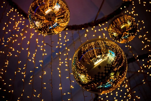 altın parlak ayna topları ve sarı çelenk bir festival atmosferi vermek dekorasyon için tavana asılı