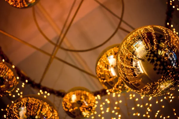 altın parlak ayna topları ve sarı çelenk bir festival atmosferi vermek dekorasyon için tavana asılı