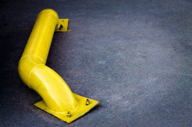 yeraltına inen asfalt yüzeyinde parlak bir boru, borunun ticari bir anlık görüntüsü