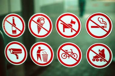 alkol içme, dondurma yeme, köpek yürüme, sigara içme, paten ve cam bir yüzeyüzerinde bisiklet yasağı belirtileri; çöp leri çöp atmak için bir işaret; video gözetim işareti; sarı çerçeveler