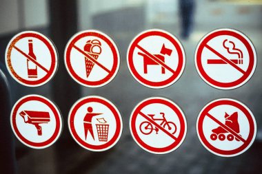 alkol içme, dondurma yeme, köpek yürüme, sigara içme, paten ve cam bir yüzeyüzerinde bisiklet yasağı belirtileri; çöp leri çöp atmak için bir işaret; video gözetim işareti; sarı çerçeveler