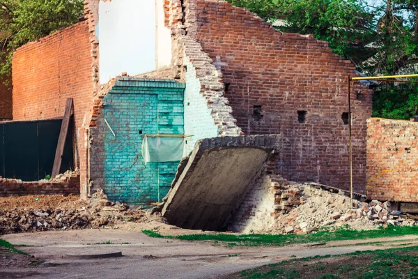 tahrip binanın enkaz, standart sarı renk ve sıradışı turkuaz renk tuğla duvar