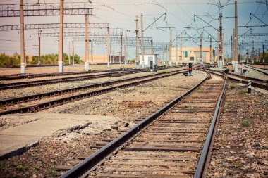 demiryolu rayları açık güneşli bir günde ufkun ötesine, üst katta bir sürü tel