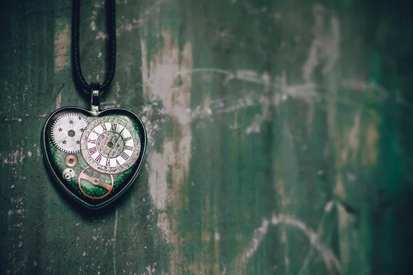 Ένα Vintage Κρεμαστό Κόσμημα Σχήμα Καρδιάς Και Ένα Ρολόι Κρέμονται — Φωτογραφία Αρχείου