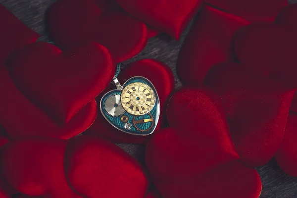 Bir Kalp Şeklinde Kolye Saat Içinde Kalp Şeklinde Yastıkları Yatıyor — Stok fotoğraf