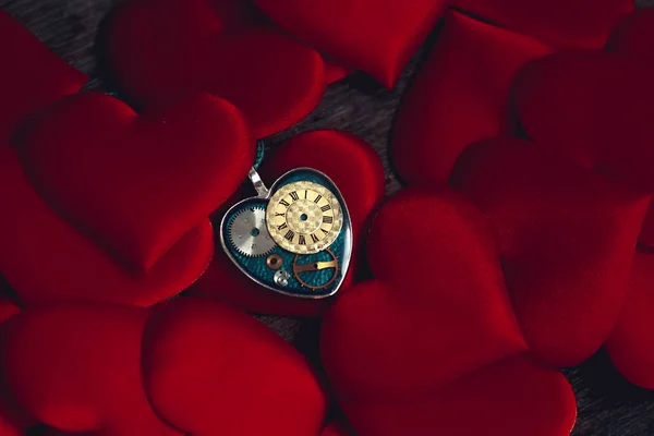 Colgante Forma Corazón Reloj Interior Encuentra Las Almohadillas Forma Corazón — Foto de Stock