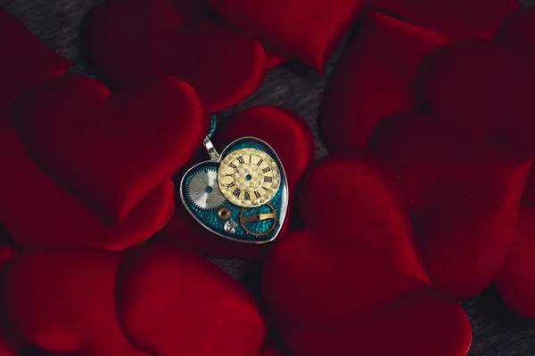 Colgante Forma Corazón Reloj Interior Encuentra Las Almohadillas Forma Corazón — Foto de Stock