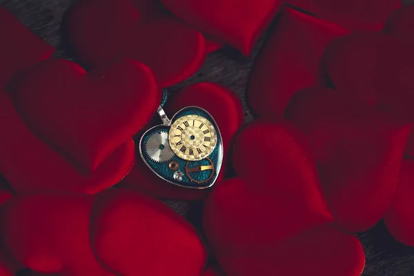 Bir Kalp Şeklinde Kolye Saat Içinde Kalp Şeklinde Yastıkları Yatıyor — Stok fotoğraf