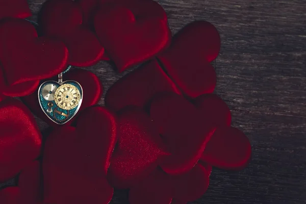 以心脏形式摆件 里面的钟摆位于心形垫上 时间和爱的形象的想法 免版税图库照片