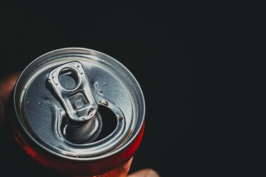 koyu bir arka plan üzerinde elinde bir meşrubat ile açık olabilir; metin için çok fazla kopyalama alanı var