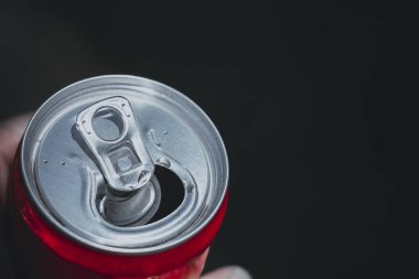 koyu bir arka plan üzerinde elinde bir meşrubat ile açık olabilir; metin için çok fazla kopyalama alanı var