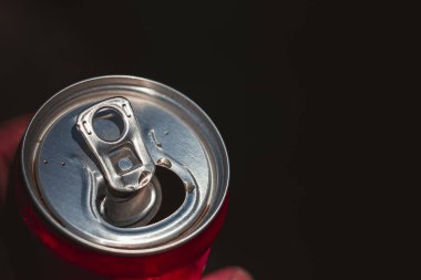 koyu bir arka plan üzerinde elinde bir meşrubat ile açık olabilir; metin için çok fazla kopyalama alanı var