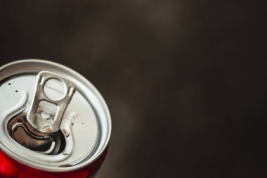 : koyu bir arka plan üzerinde elinde bir meşrubat ile açık olabilir; metin için çok fazla kopyalama alanı var