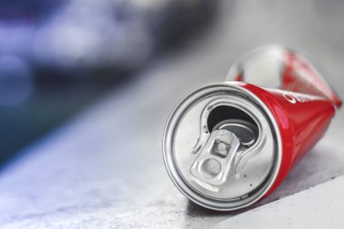 buruşuk kırmızı içecek bircan beyaz bir yüzey üzerinde yatıyor