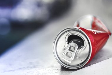 buruşuk kırmızı içecek bircan beyaz bir yüzey üzerinde yatıyor