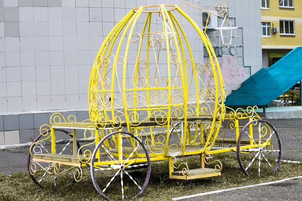 黄色树干 由钢格栅和长凳焊接的滑车形式 图库图片