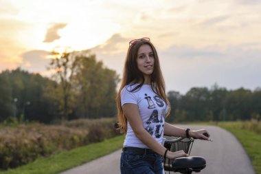 akşam yolda bisiklet ayakta güzel genç kadın