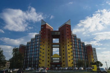 Eski Avrupa şehirde modern binanın görünümü