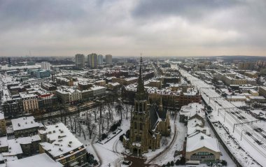 akşam güzel eski katedral Avrupa şehrin havadan görünümü