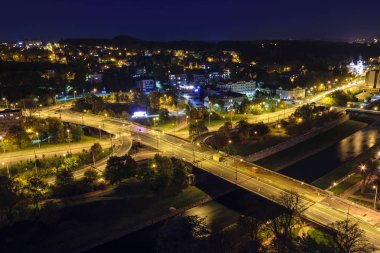 gece eski Avrupa kentinin havadan görünümü
