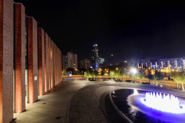gece çeşmeler eski Avrupa şehir görünümünü uzun pozlama