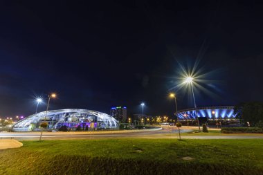 gece Avrupa kentinde modern stadyum Binası