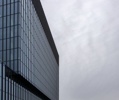 Kavisli Mavi Çizgiler ve Windows ile Bina