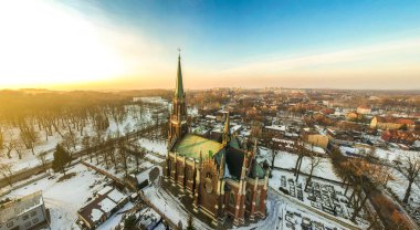 akşam güzel eski katedral Avrupa şehrin havadan görünümü