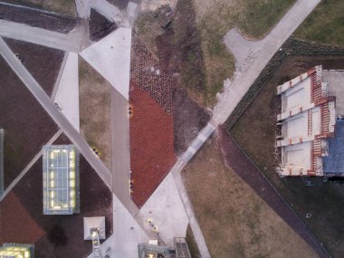 Modern ilçe ve antik kilisenin üst görünümü