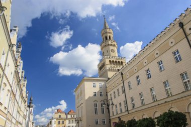 Eski Avrupa şehri kulede görünümünü güneşli