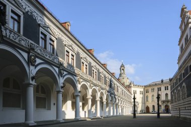 Eski Avrupa kenti eski binasında görünümünü