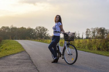 akşam yolda bisiklet ayakta güzel genç kadın