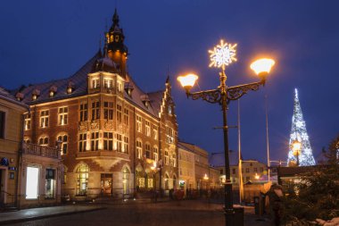 Noel görünümünü eski Avrupa şehri ana meydanında akşamları dekore edilmiş
