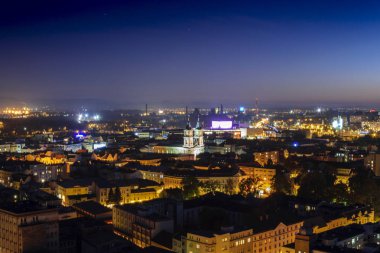 gece eski Avrupa kentinin havadan görünümü