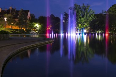 Eski Avrupa şehir parkının gölde uzun pozlama görünümünü