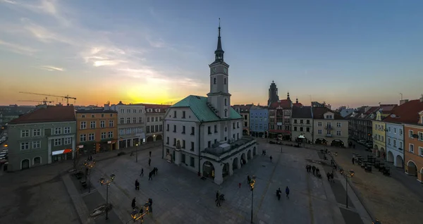 日落时欧洲老城主要广场教堂的鸟图 — 图库照片